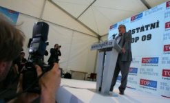 Hlavní obrázek, ke článku Braňte Kalouska v hospodách, vyzval straníky Schwarzenberg