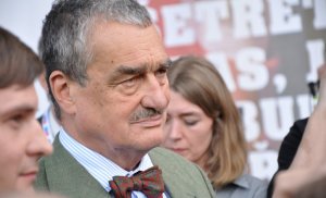 Karel Schwarzenberg při očekávávní výsledků voleb