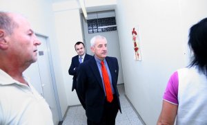 Ministr zdravotnictví Leoš Heger na prohlídce nemocnice U Svatého Jiří v Plzni na Doubravce