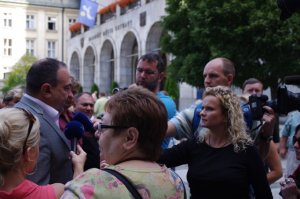 Poslanec P.Lukša před radnicí v obležení novinářů