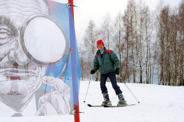 Na Šumavských svazích kličkovali lyžaři ve slalomu mezi politiky