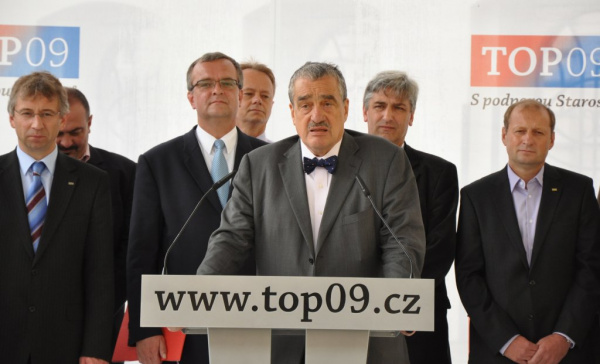 Schwarzenberg: TOP 09 stojí za svými ministry