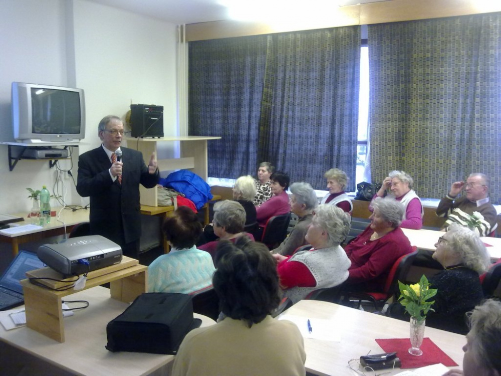 Poslanec MUDr. Michal Janek vysvětluje seniorům zdravotnickou reformu