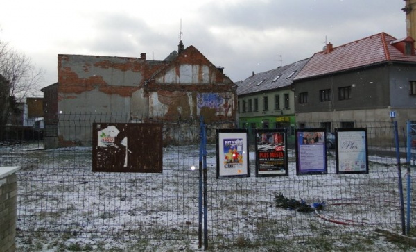 Ruiny na Jeřábkově náměstí by měla nahradit zeleň a lavičky