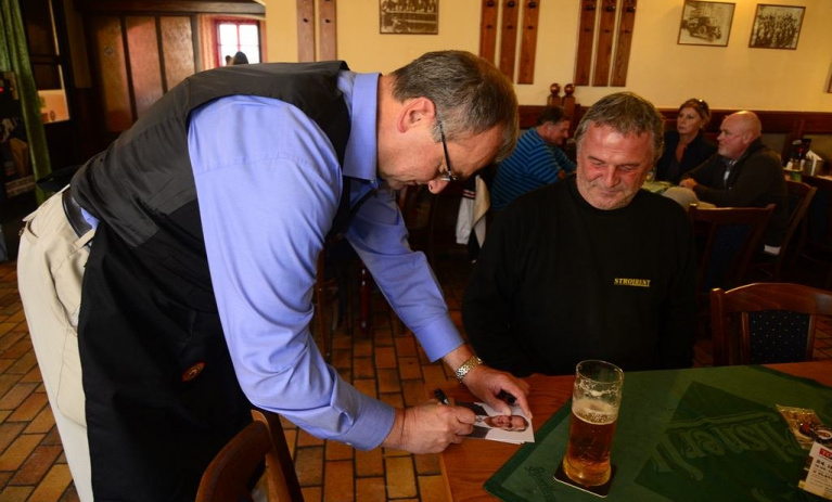 Foto: Jitrnice nosil ke stolu v hostinci U Zlatého lva bývalý ministr Miroslav Kalousek