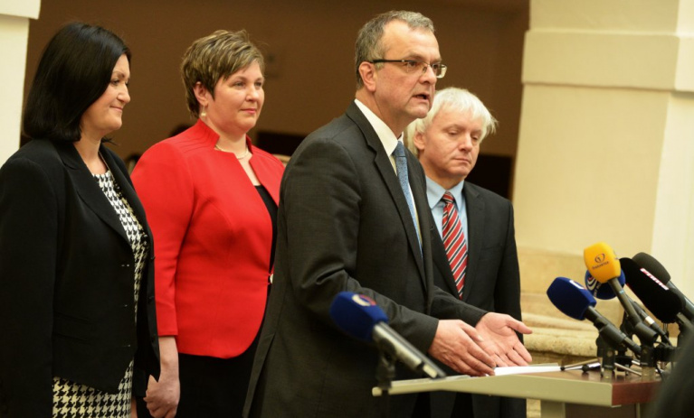 TOP 09: Zastánci fiskálního paktu by měli podpořit finanční ústavu