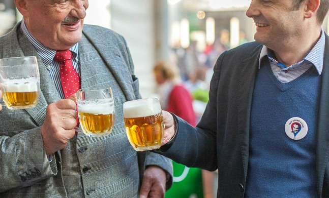 Karel Schwarzenberg se v Plzni projel na cyklobaru a zašel na koncert i na pivo