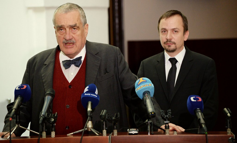 Cestou na vojenskou přehlídku prezident uctívá pouze Rusko