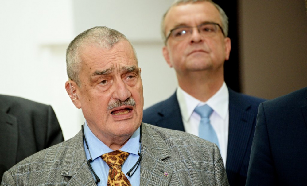 Schwarzenberg: Odstoupit by měl jak ministr Stropnický, tak prezident Zeman