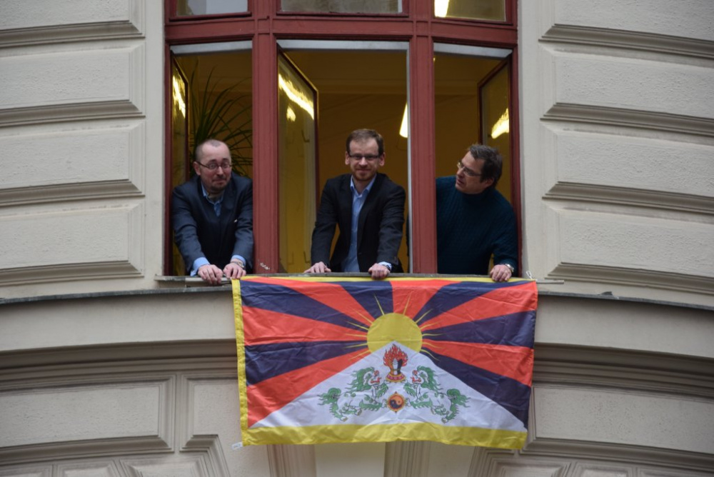 TOP 09 opět vyvěsila tibetskou vlajku na magistrátu