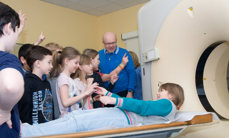 Profesor Válek školákům přibližuje lékařskou vědu