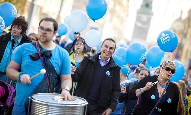 Pardubice se zbarvily do modra, podpořily autisty