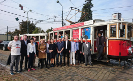Karel Schwarzenberg a další kandidáti vyjeli tramvajemi za voliči v Praze 