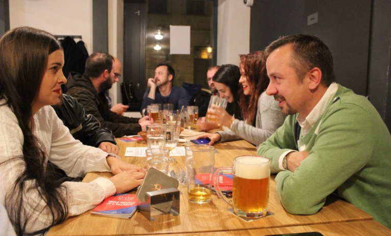 V Plzni se politika dělá u piva. O setkání s poslancem je zájem