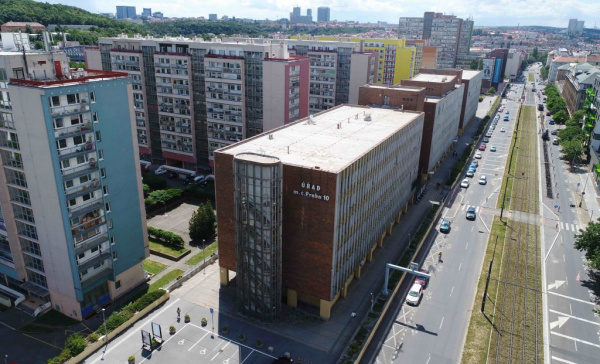 Praha 10 se vrátila ke komunistické tradici – zavádí pořadníky na obecní byty