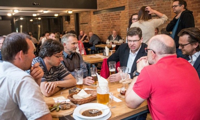 V Plzni na pivu s předsedou o evropské i komunální politice