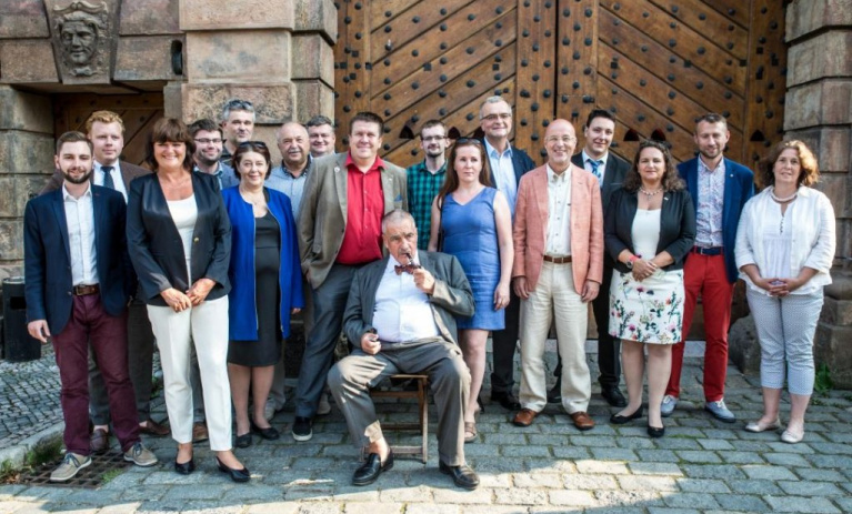 Bilance voleb. Jakob potřetí starostou Roztok, úspěch Švendy v Příbrami a přes 72 % pro Czernina v Dymokurech.