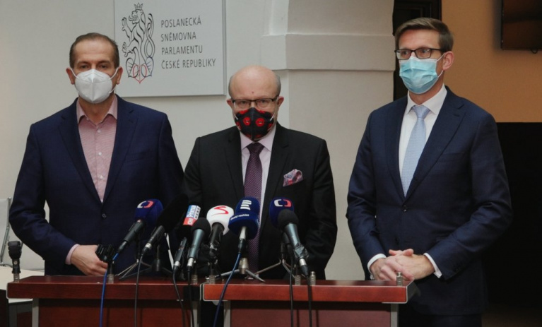 AntiCovid tým trvá na zrušení absurdních opatření v maloobchodech, návratu mediků do škol i zlepšení testování a umožnění návštěv v domovech důchodců