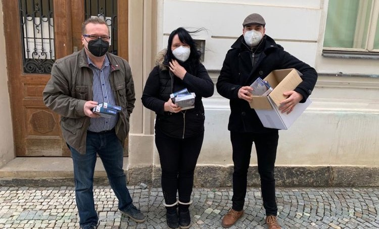 Koalice SPOLU darovala 1500 českých respirátorů v Královéhradeckém kraji