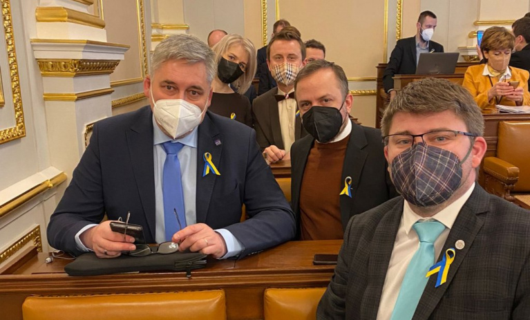 Poslanci TOP 09 symbolicky podpořili Ukrajinu během jednání o rozpočtu 