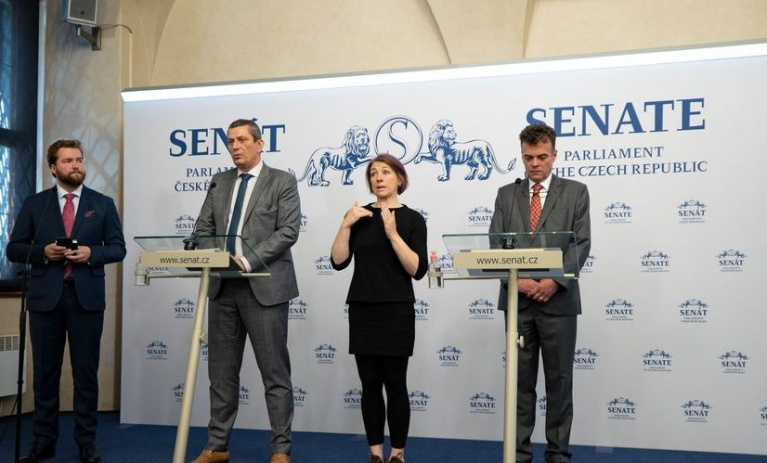 Senátorský klub ODS a TOP 09: Pachatelé válečných zločinů na Ukrajině musí být postaveni před soud