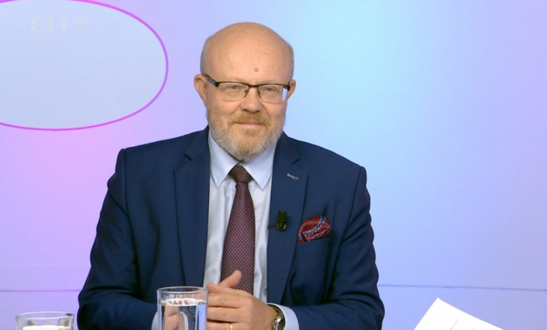 Válek: Problém s dostupností léků intenzivně řešíme