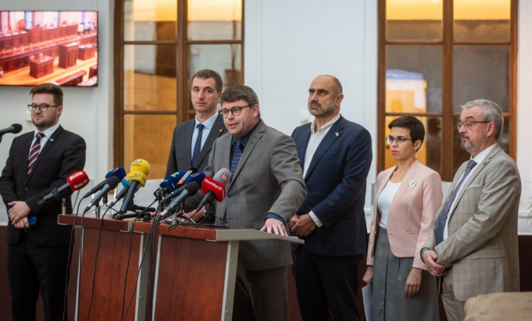 Vládní koalice SPOLU, Piráti a Starostové: Hlasování o nedůvěře vládě je zbytečná exhibice ze strany opozice
