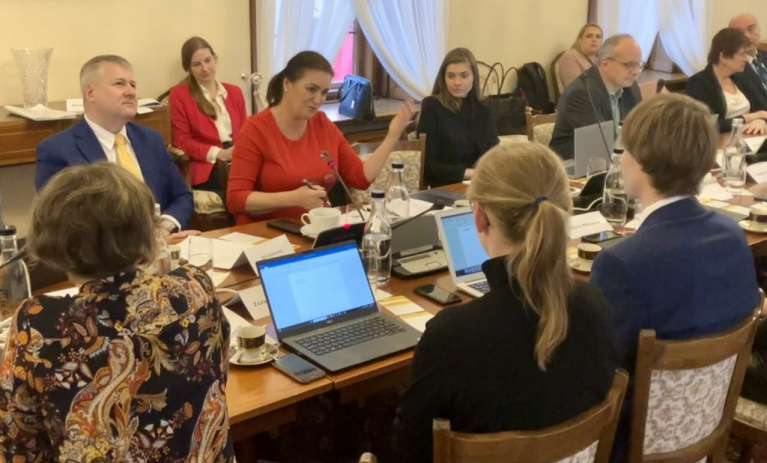 Ministryně Langšádlová uspořádala kulatý stůl Rovné příležitosti jako cesta k excelenci
