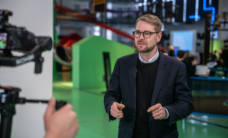 Češi nemusí jezdit tisíce kilometrů, hájil Havel korespondenční volby