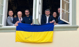 Na sněmovně přibyla další ukrajinská vlajka. Vyvěsili ji poslanci TOP 09