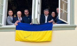 Na sněmovně přibyla další ukrajinská vlajka. Vyvěsili ji poslanci TOP 09