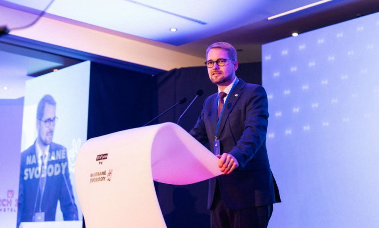 Po 32 letech je v čele parlamentní strany Hradečák. Havel se stal předsedou TOP 09