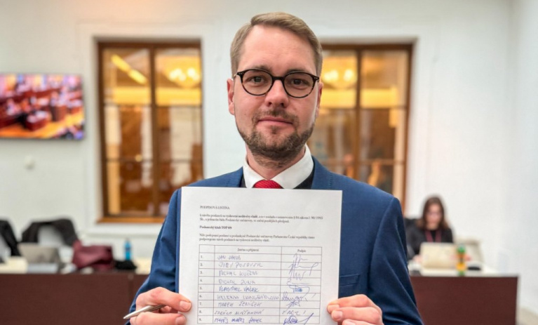 Nový den, nová kauza: TOP 09 s opozicí vyvolává hlasování o nedůvěře vládě