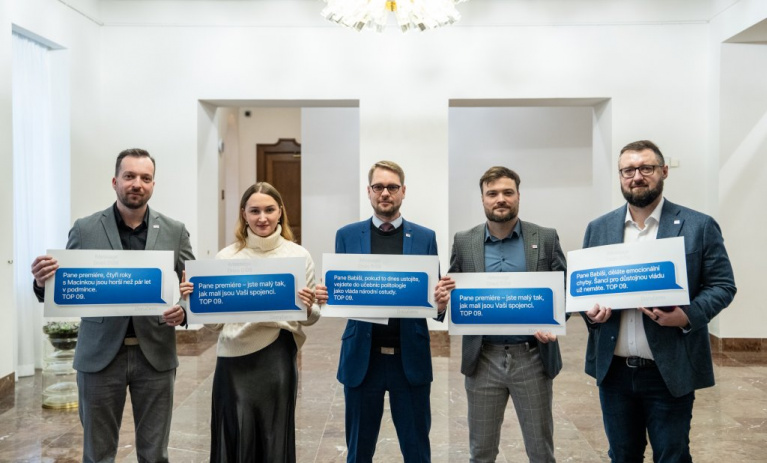 Arogantní SMS a vláda národní ostudy. TOP 09 chce konec Babišova chaosu