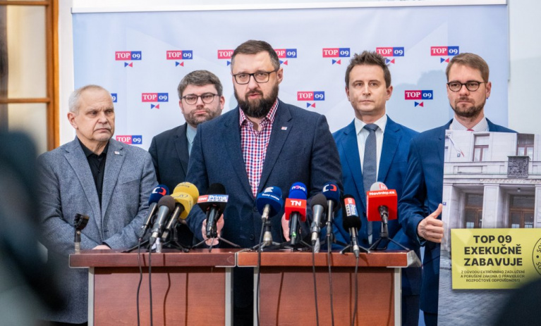 Rozpočet na exekuci. Vláda porušuje zákon a žene Česko do dluhové pasti