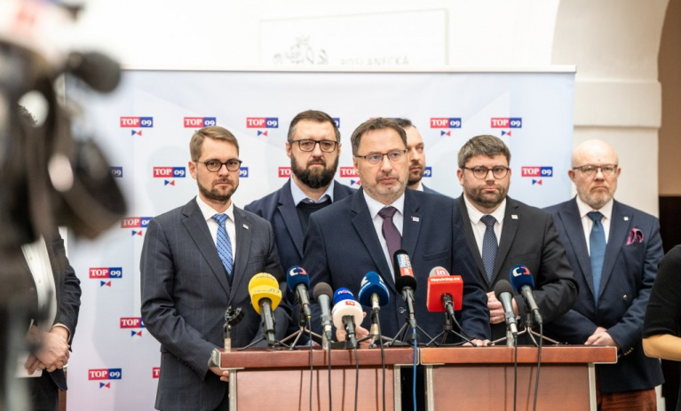 Vláda rozkládá média, hazarduje s bezpečností a mlčí o ropné krizi. TOP 09 přijala usnesení a žádá okamžité kroky