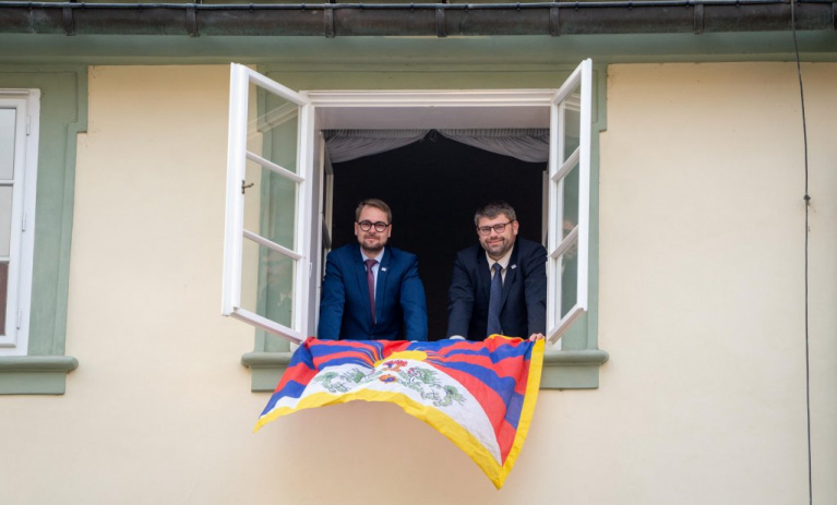 TOP 09 vyvěsila tibetskou vlajku. V rozpočtu se schodkem 310 miliard navrhuje úspory 64 miliard a více peněz na obranu