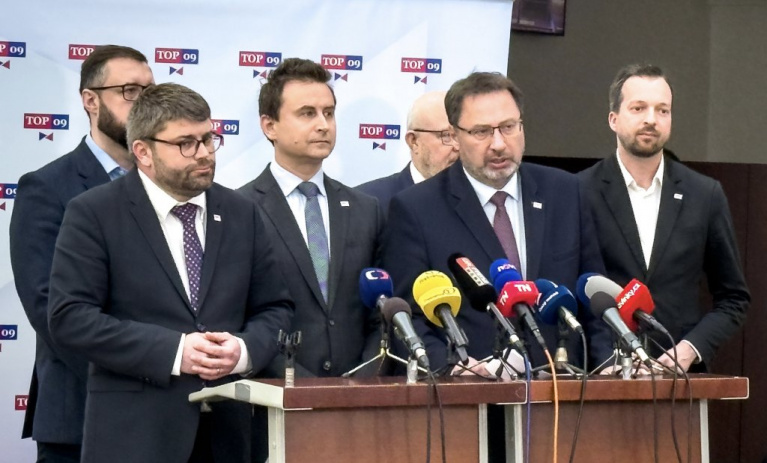 Vláda rozkládá média, hazarduje s bezpečností a mlčí o ropné krizi. TOP 09 přijala usnesení a žádá okamžité kroky