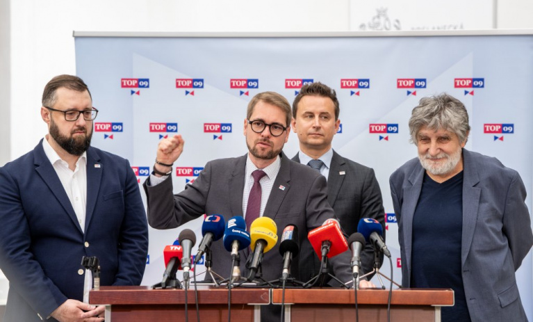 Média veřejné služby ubráníme – i kdybychom měli ve Sněmovně bydlet. TOP 09 odmítá útoky na svobodu médií