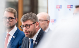 Je absurdní, když nás o vlastenectví poučují lidé, kteří relativizují ruskou agresi, řekl Jakob
