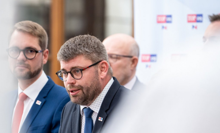 Je absurdní, když nás o vlastenectví poučují lidé, kteří relativizují ruskou agresi, řekl Jakob