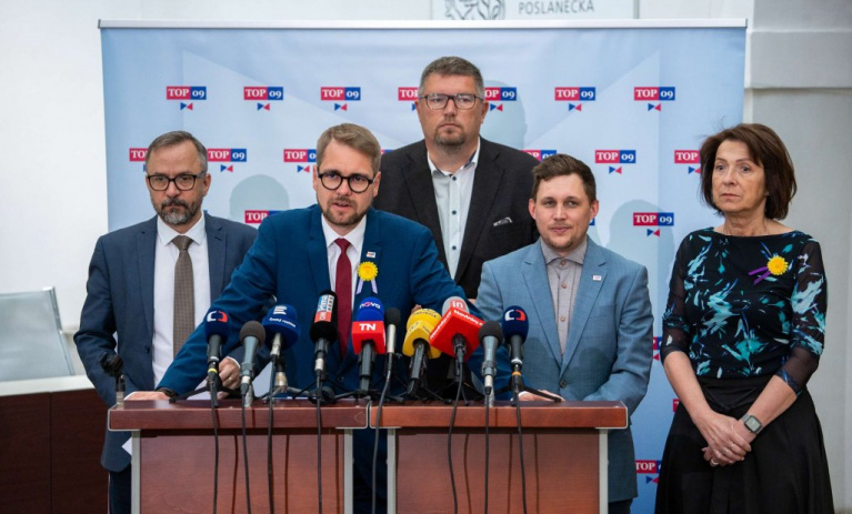 TOP 09: Vláda vaří mediální mlhu. Zakrývá změny trestního řádu i další zadlužování země