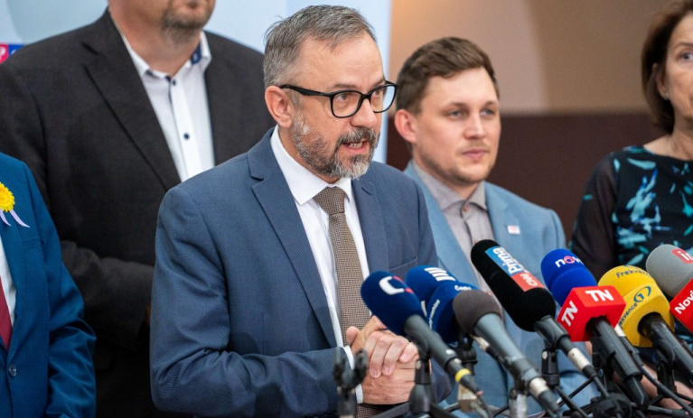 Pokud chce být Hlaváč úspěšný, musí se umět vymezit vůči vládě, míní Ženíšek