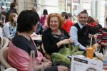 Anna Putnová s Magdou Vášáryovou, přihlíží Vojtěch Vašíček
