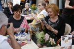 Magda prohlíží volební materiál Anny Putnové