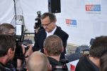 Miroslav Kalousek sleduje hodinky :)