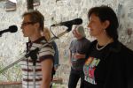 Irena Matonohová a Anna Putnová zahajují táborák