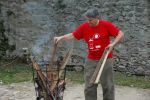 Bohumil Straka chystá dřevo na zapálení táboráku