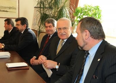 Klaus před prezidetskou volbou na jednání v klubu KSČM