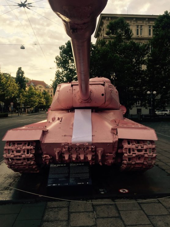 Růžový tank v Brně s 